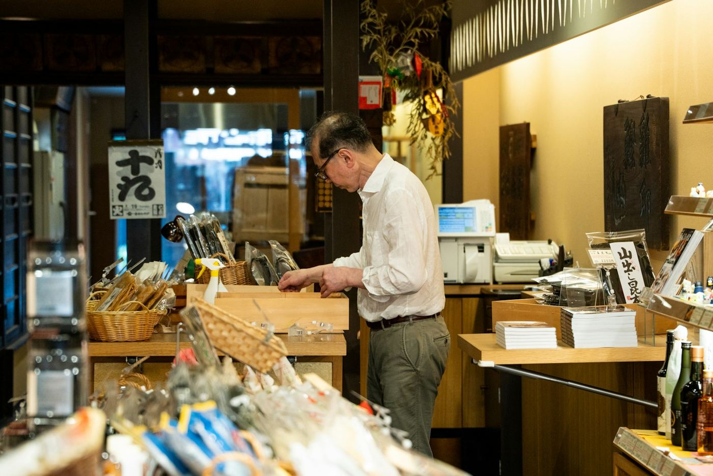 店主が店内で品物を整えている様子